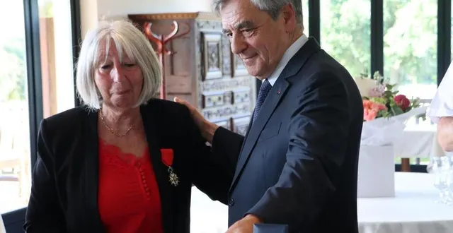 photo  françois fillon et la maire de martine crnkovic, maire de louailles, lors de la remise de légion d’honneur de cette dernière (image d’illustration).  &copy;  archives ouest-france 
