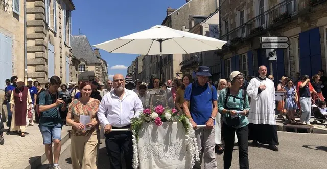 photo  les reliques de louis et zélie martin sont tirées dans les rues d’alençon.  &copy;  ouest france 