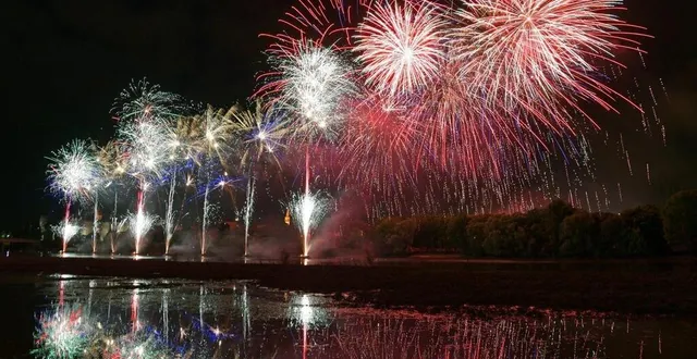 photo  pour profiter de tous les effets du feu d’artifice, ce dimanche soir à angers, il est recommandé de rester dans l’axe du quai tabarly.  &copy;  archives 