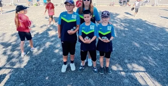 photo  les minimes sarthois du grand-lucé et de la flèche et leur entraîneuse, gaëlle barreau.  &copy;  photo : le maine libre 