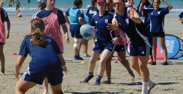 photo  sur la plage de trestraou, ce sont près d’une centaine de joueuses qui ont participé à ce tournoi de beach rugby  &copy;  clément keravis. 