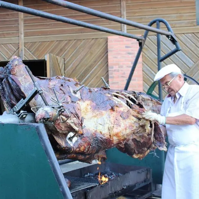 photo un bœuf cuit à la broche par l'équipe de festibroche a régalé les papilles.  ©  ouest-france