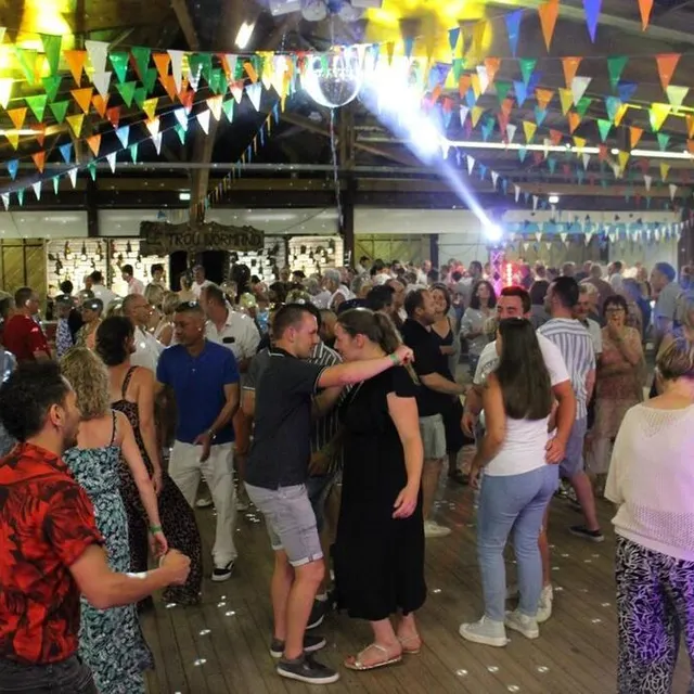 photo fiesta sono animation a emmené les danseurs sur la piste jusque tard dans la nuit.  ©  ouest-france