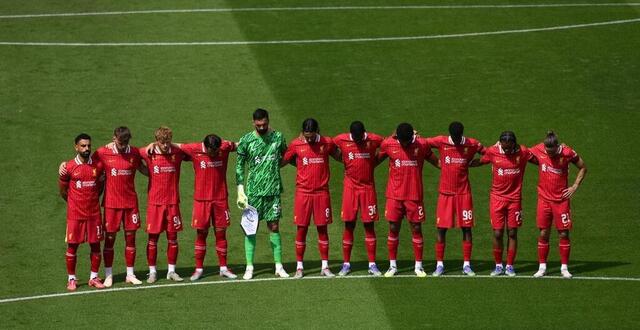 photo les joueurs de liverpool lors de la minute de silence observée en mémoire de diogo jota. © ben roberts / afp