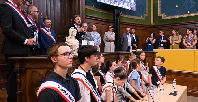 photo  baugé-en-anjou, le 12 juillet 2025. présent pour l’inauguration de la maison du citoyen connecté, stéphane bern, éternel amoureux du patrimoine, a salué le travail de réhabilitation effectué sur l’ancien tribunal.  &copy;  co – josselin clair 