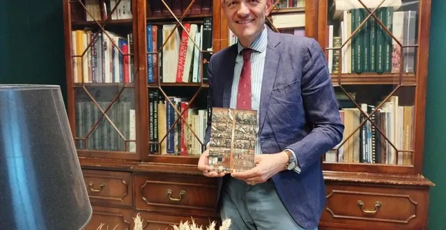 photo  maître cyril duval présente la plaquette de cette vente très particulière d’un moulin de curiosités, les 17, 18 et 19 juillet 2025.  &copy;  ouest-france 