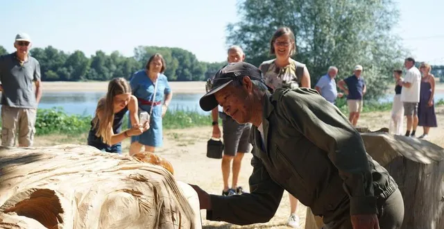 photo  montjean-sur-loire (mauges-sur-loire), dimanche 13 juillet 2025. les sept sculpteurs du symposium ont rendu hommage à bertrand donnot en représentant la faune et la flore de la loire.  &copy;  co - alexandre carre 