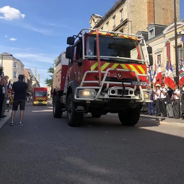 photo il y avait du monde dans la rue saint-blaise pour le défilé patriotique.  ©  ouest-france