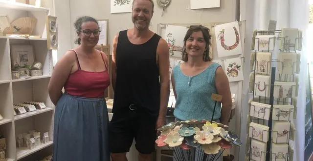 photo  maude thérèse, antonin devaux et camille lecourt finissent d’installer la boutique éphémère de l’association il était une fois à saint-céneri-le-gérei.  &copy;  ouest france 