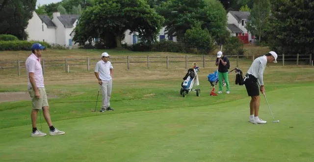 photo  baptiste touchard, arnold stéphant et thibault manigold au putt, au dernier trou, ce dimanche 13 juillet 2025 lors du grand prix de val quéven.  &copy;  ouest-france 
