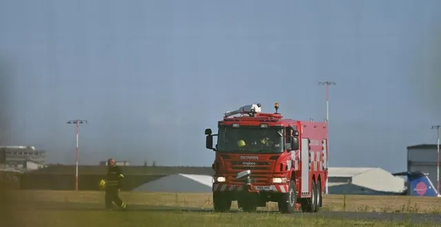 photo  les secours sont intervenus sur les pistes de l’aéroport londonien de southend après le crash d’un bimoteur.  &copy;  getty images via afp 