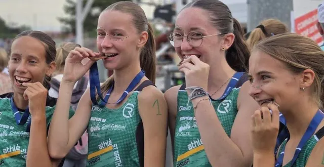 photo  le 5 juillet à obernai, mathilde bellanger, isaure deleplanque, léonie hermann et lalie renou, coachées par dominique gaudin, ont savouré la troisème place remportée en finale nationale du 800 m (4x200m), catégorie minimes.  &copy;  asba 