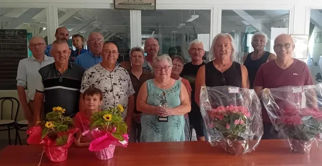 photo  dimanche 29 juin, 20 équipes se sont réunies pour la finale du challenge du p’tit rené (ou carnaval) à la société de boule de fort du milieu. cette édition a vu la victoire d’éric gallard et patrick allard, qui se sont imposés 12 à 8 face à thierry metivier et olivier blaisonneau. l’équipe de georges meffray finit troisième. le prochain défi sera le traditionnel concours de pétanque, qui se déroulera samedi 26 juillet.  &copy;  co 