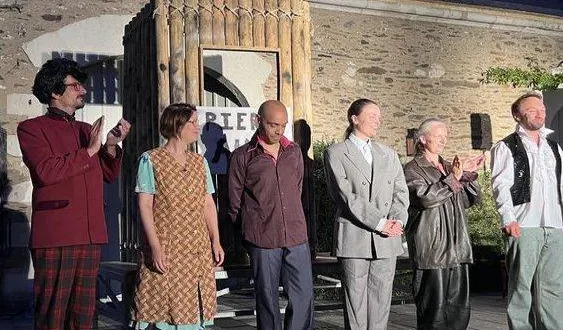 photo  la troupe du carreau de la fenêtre, on voit le monde entier se produira au pont-besnard.  &copy;  mika dispart 