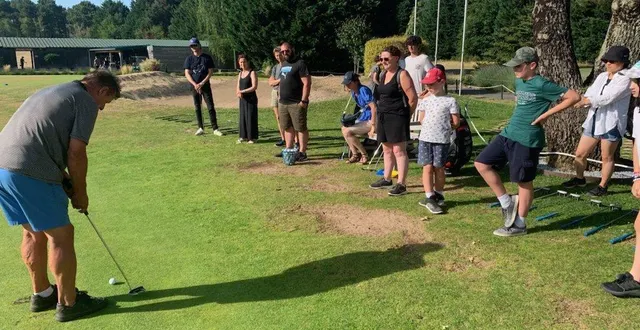 photo  philippe guenver a initié les familles au golf.  &copy;  le maine libre 