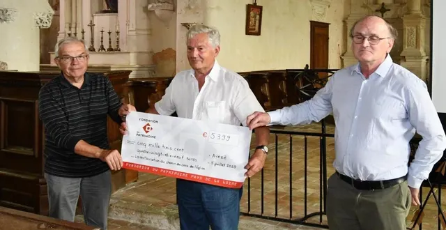 photo  pour l’occasion la municipalité recevait un chèque de la valeur des dons collectés par la fondation du patrimoine.  &copy;  le maine libre 