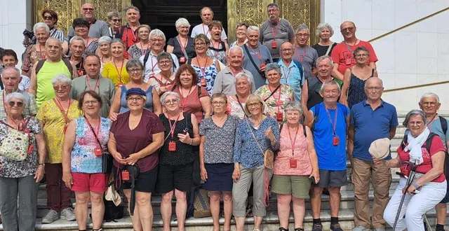 photo  une petite pose devant l’entrée d’un temple avant de repartir.  &copy;  le maine libre 
