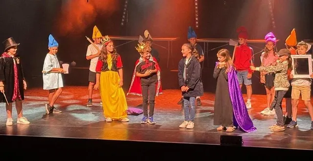 photo  une partie des élèves comédiens sur scène  &copy;  co 