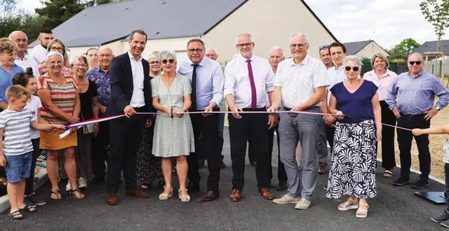 photo  nicole péhu, maire déléguée de jumelles, coupant le ruban.  &copy;  co 