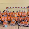 photo  les jeunes handballeurs entourés des entraîneurs ont tous revêtu un maillot spécial stage. 