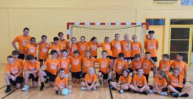 photo  les jeunes handballeurs entourés des entraîneurs ont tous revêtu un maillot spécial stage.  &copy;  ouest-france 