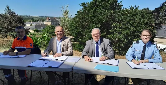 photo  deux documents concernant la sécurité à mauges-sur-loire ont été signés jeudi à montjean-sur-loire. de gauche à droite, luc allard, président départemental de la protection civile, gilles piton, maire, philippe chopin, préfet de maine-et-loire et la colonelle virginie giudici.  &copy;  ouest-france 