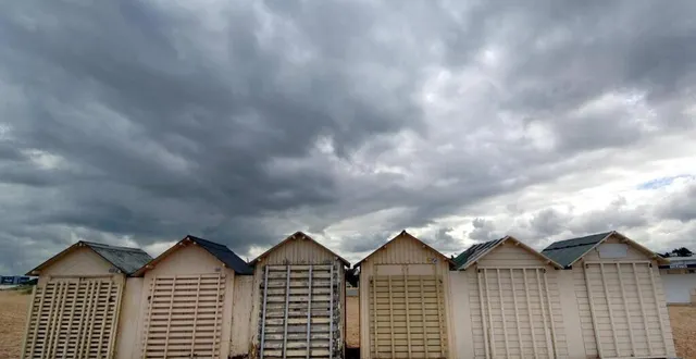 photo  la journée débute sous la grisaille, après les ondées de la nuit.  &copy;  afp 