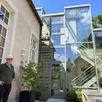 photo  thierry quantin et son épouse ont ajouté une structure en verre autour d’un escalier extérieur, qui mène au premier étage où logeait l’instituteur. 