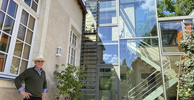 photo  thierry quantin et son épouse ont ajouté une structure en verre autour d’un escalier extérieur, qui mène au premier étage où logeait l’instituteur.  &copy;  le maine libre 