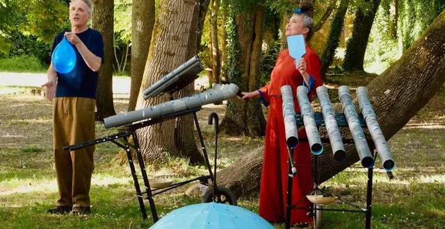 photo  les ponts-de-cé. philippe piau et cécile livenais sont les acteurs de ces saynètes autour de l’eau.  &copy;  compagnie spectabilis 