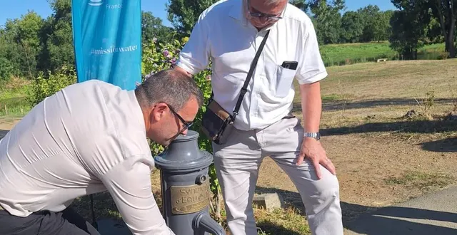 photo  jean-philippe guilleux a fait goûter l’eau à yoann renault, directeur des exploitations saur, délégataire de service public.  &copy;  ouest-france. 