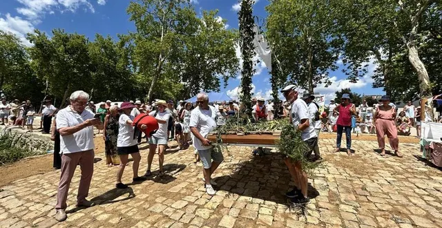 photo  les sentiers de mareil, la première des trois associations avec monde solidaire et les amis du moulin à mettre son radeau à l’eau sous un soleil de plomb.  &copy;  le maine libre 