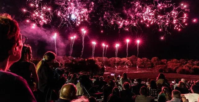 photo  angers, dimanche 13 juillet. le feu d’artifice du 14-juillet admiré par un public venu nombreux.  &copy;  co - regine lemarchand 