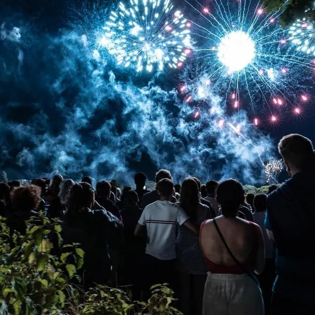 photo angers, dimanche 13 juillet. le feu d’artifice jouait avec les lumières et leurs reflets.  ©  co - regine lemarchand