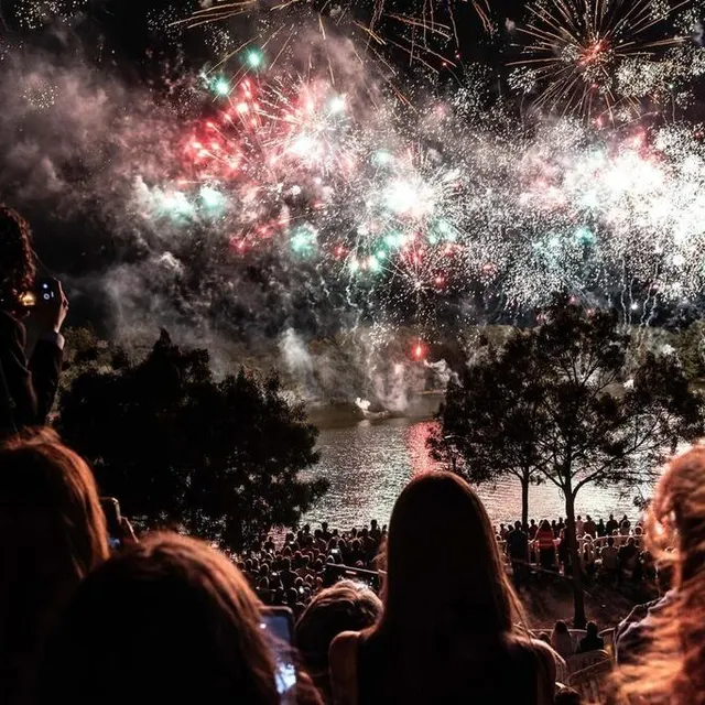 photo angers, dimanche 13 juillet. le feu d’artifice a illuminé le ciel angevin.  ©  co - regine lemarchand