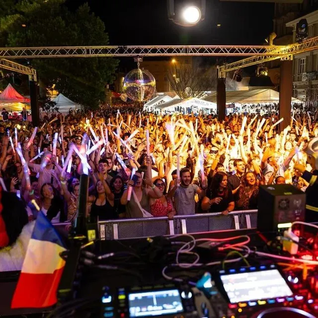 photo angers, dimanche 13 juillet. ambiance de folie au bal des pompiers.  ©  co - regine lemarchand