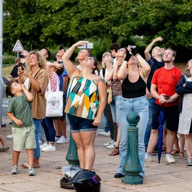 photo angers, le 13 juillet 2025. le public observe les parachutistes dans le ciel.  ©  co - regine lemarchand