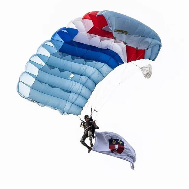 photo angers, le 13 juillet 2025. un des parachutistes a réussi à atterrir au centre de la place leclerc, malgré le vent.  ©  co - regine lemarchand