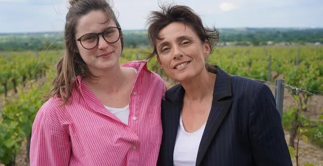 photo  « l’anjou fines bulles est un vin plus proche de notre terroir que le crémant », explique sylvie plessis, viticultrice à rochefort-sur-loire, ici (à droite) avec sa fille manon.  &copy;  ouest-france 