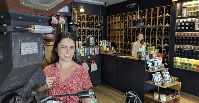 photo  juliette brouard, l’une des salariées permanentes de l’enseigne à la fève d’or, au premier plan, avec l’une des apprenties, isyle turpin.  &copy;  ouest-france 