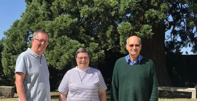 photo  jérôme, sœur hélène et frère emmanuel devant le séquoia de plus de 160 ans dans le jardin du diocèse de séez.  &copy;  ouest-france 
