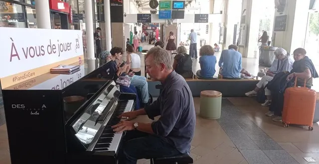 photo  armel de la bouillerie joue du piano et chante en gare du mans comme un vrai concert improvisé, pour le bonheur de certains voyageurs.  &copy;  ouest-france 