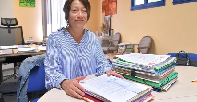 photo  la première magistrate patricia rouxel, plongée dans ses dossiers, à son bureau dans la mairie de mougon.  &copy;  co - marie delage 
