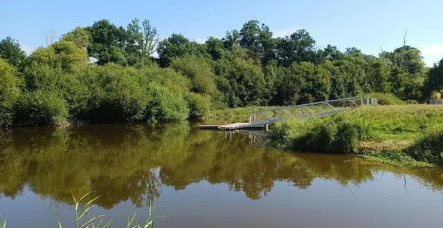 photo  edf envisage une baisse importante du niveau du lac de suisse normande en septembre 2025. l’occasion pour la commune d’entreprendre des travaux de curage à l’embarcadère de putanges.  &copy;  ouest-france 