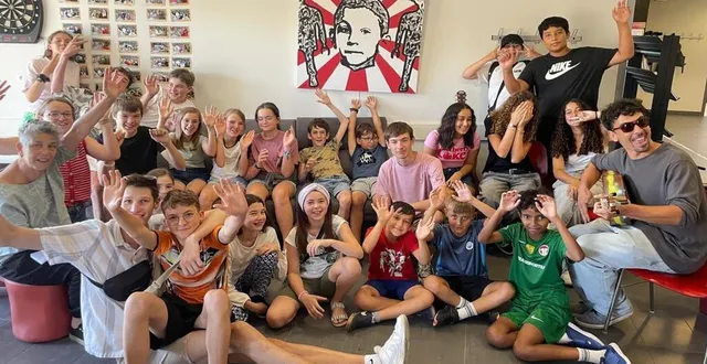 photo  enthousiasme débordant pour ces jeunes entourés de pascal mohammedi, animateur auprès des jeunes (à droite) et de magalie auprès des aînés et de l’intergénérationnel (à gauche).  &copy;  ouest-france 