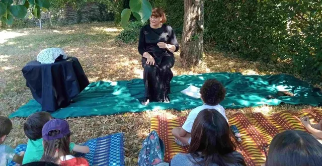 photo  françoise damour devant son auditoire.  &copy;  co 