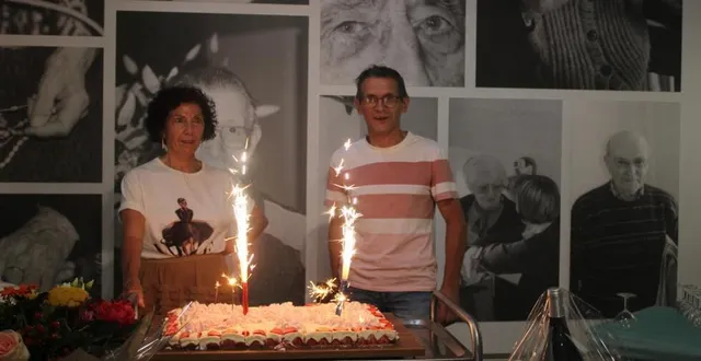 photo  brigitte et andré devant le fraisier concocté par les cuisiniers de l’établissement.  &copy;  ouest-france 