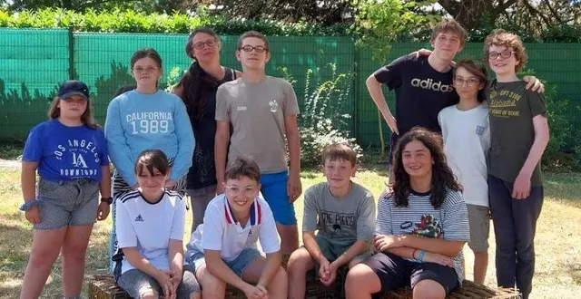 photo  les participants téo, émilie, geoffrey, mathilde, maho, hoana, nathan, célestine, matthias, angèle, aloïs et tom ont apporté leur touche à l’embellissement du parc.  &copy;  co 