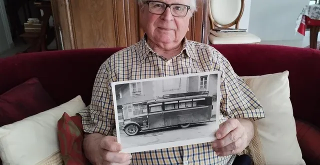 photo  michel daumin présente le second véhicule de transport de personnes acheté par son père en 1935, un car renault qui devait ouvrir la voie aux nombreux voyages organisés par l’entreprise.  &copy;  ouest-france 