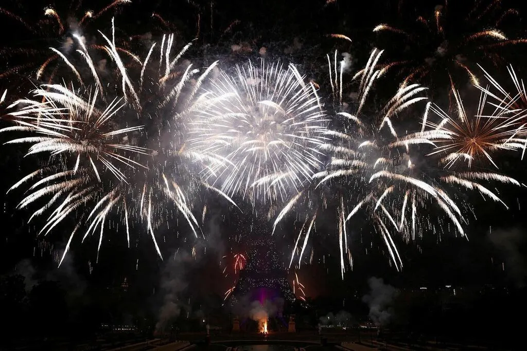 EN IMAGES. Pour le 14 juillet, la tour Eiffel illuminée de mille feux